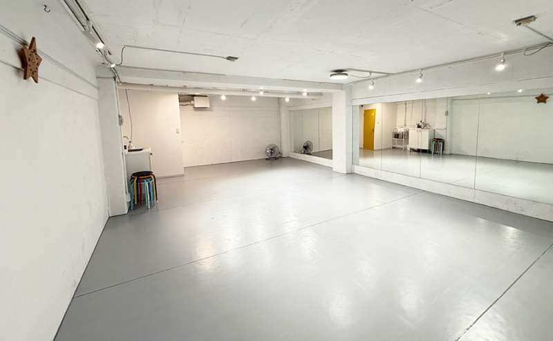 【丸太町駅5分】白壁×大型鏡8枚/京都レンタルスタジオStar丸太町店/最大16名までOK/54㎡・個室空間/ダンス・ヨガ・撮影に最適