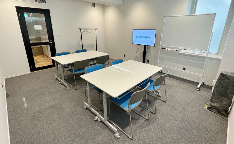 【室内全体の雰囲気です。テーブルはキャスター付きなので、自由にレイアウトを変更していただけます。※要原状復帰】 - TIME SHARING 六本木 第6DMJビル 4Bの写真