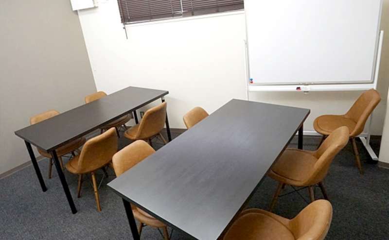 固定式、可動式各1台計2台のホワイトボードがございます。スペース内の備品はすべて無料でご利用いただけます