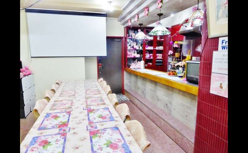 ”日本初”　格安利用料にもかかわらず、パーティールームにも、90インチスクリーン、高画質LEDプロジェクター、PS3標準装備。　スマホのライブ映像を流しながらのパーティーや、ゲームパーティー、上映会パ