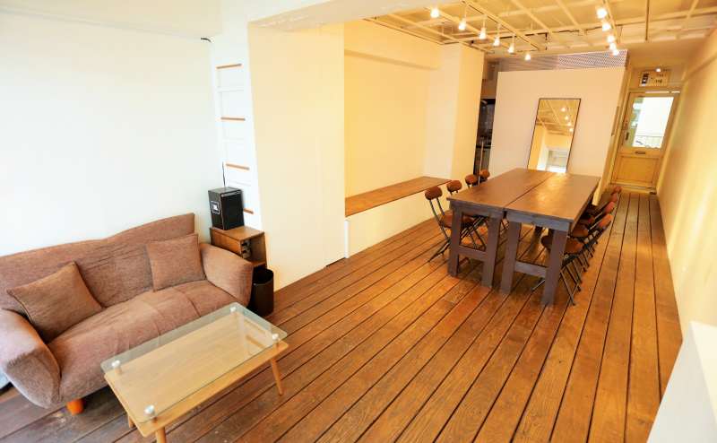 備え付けのソファーもございます、