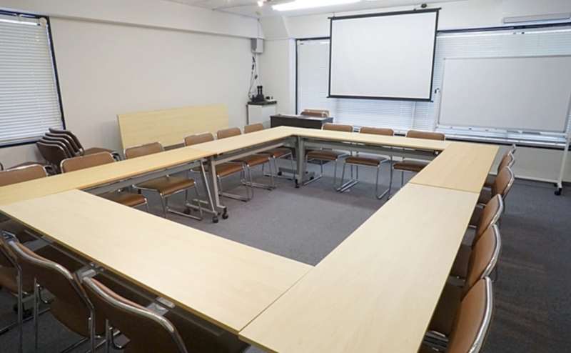 窓も2方向にあり明るく開放的な会議室です。ミーティングや打ち合わせにも