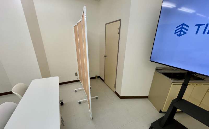 【パーテーションはトイレ出入口の目隠しになっています】 - TIME SHARING 神保町 樋谷ビル5Aの写真