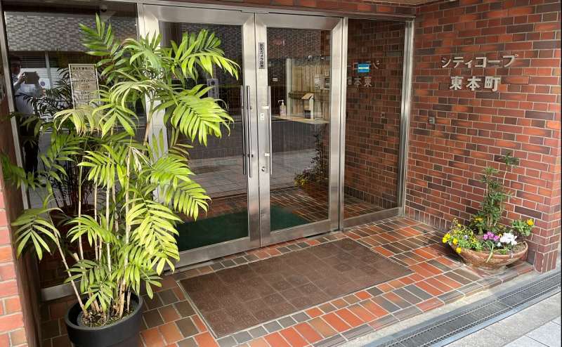 ７．5～19時の時間はエントランス扉を開放しているので、そのまま入館してください。それ以外の時間に入館する際はエントランス用の鍵で入館してください。