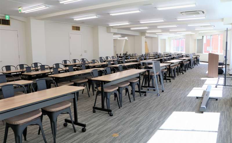 通常レイアウトで102名着席可能。横長なので大人数でも使いやすいレイアウトです - TIME SHARING 蒲田 第二美須ビルの写真