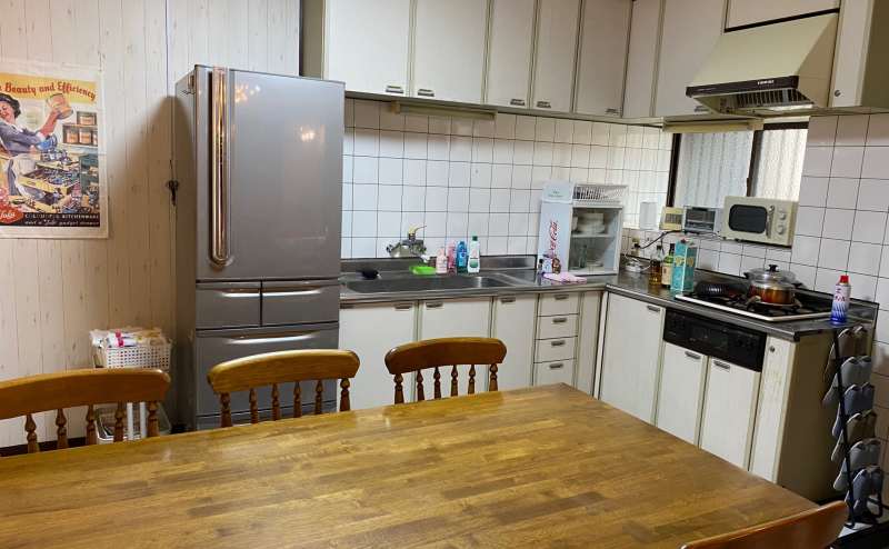 キッチン、冷蔵庫、レンジなどご利用頂けます。※飲食については現地調理を伴わない持ち込み・持ち帰りを原則としています。