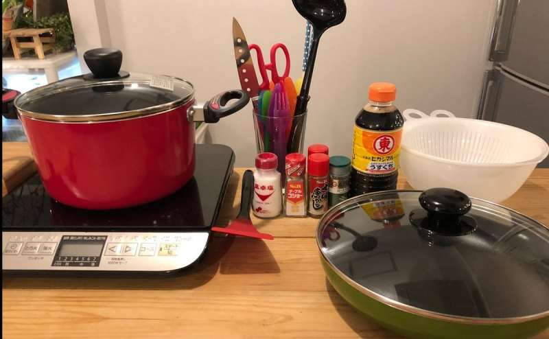 調理道具や基本の調味料も置いてます。もちろん、無料で利用OK!