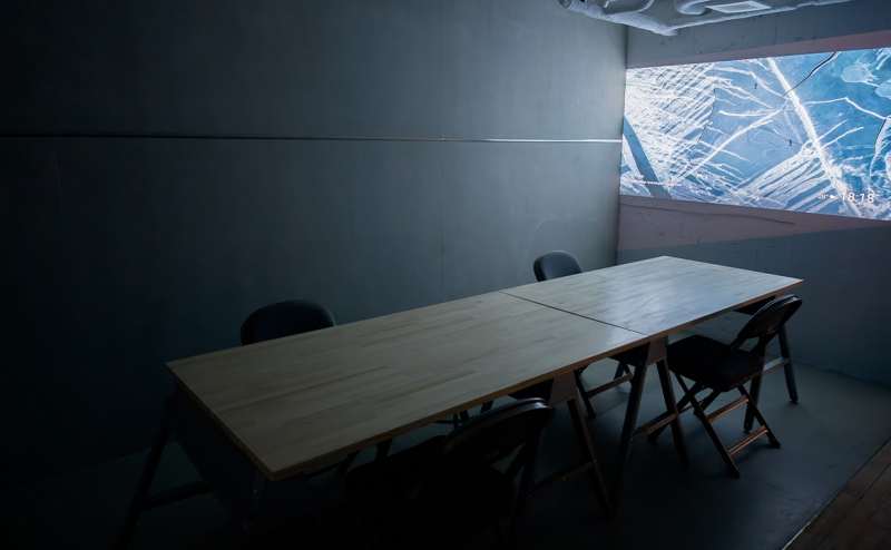 備品｜プロジェクター： 最大95インチに投影可能。映画・スポーツ観戦はもちろん、会議資料やプレゼン表示にもご活用いただけます。