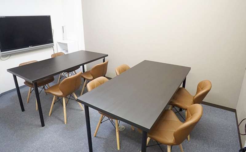 クッション性の良い椅子です。長時間の会議や作業もラクラク