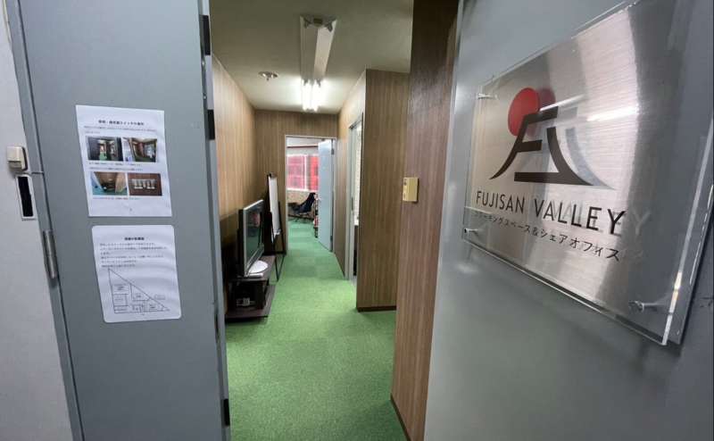 入口入って奥の部屋が、11名個室です。