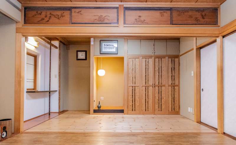 12畳の和風のお部屋で、どこか懐かしさが残る空間。オフ会、ママ会、女子会等、手づくり料理でのパーティーで皆が集えるスペースです。企業研修でもご利用頂けます。