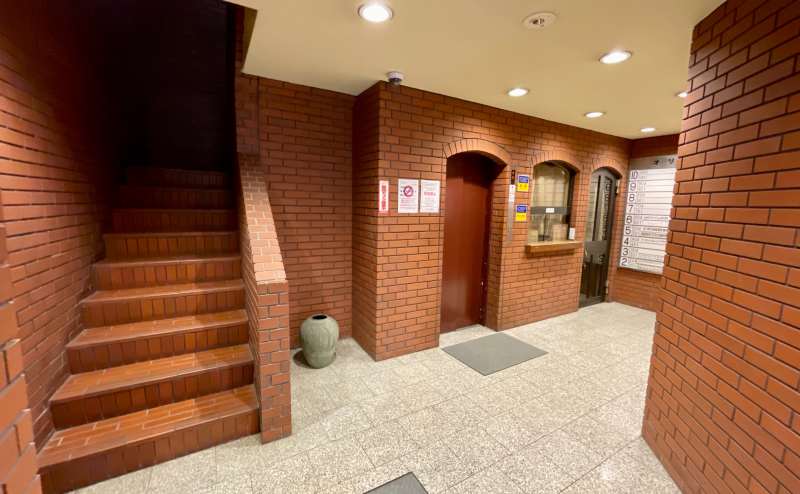 【扉から先に進んで、右奥のエレベーターで10階へお上がりいただけます】 - TIME SHARING 新宿御苑前 オリエント新宿1001の写真