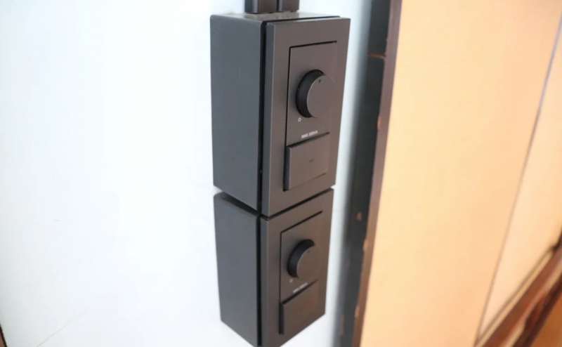 スポットライトのスイッチとコントローラーです。ご自由にご利用ください