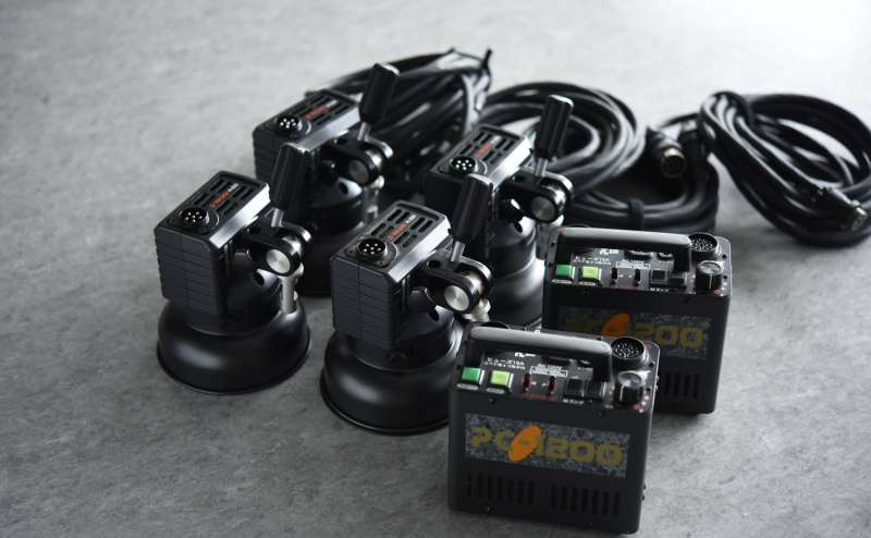 ストロボはジェネレーター 1200w（２灯）が２セット、モノブロック が３つあります。アンブレラ やスタンドも十分な数を用意。