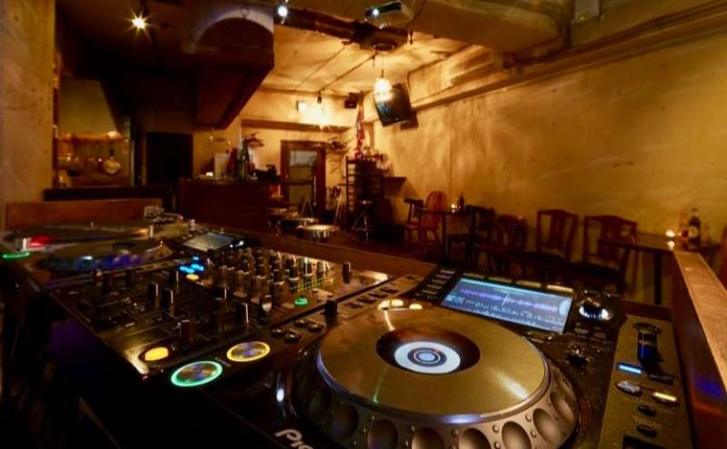 まるで秘密基地!!　本格DJ機器完備のおしゃれなバーでイベントやパーティーはいかが？【世田谷区/京王線/明大前/レンタルスペース/貸切/Cafe Bar LIVRE】