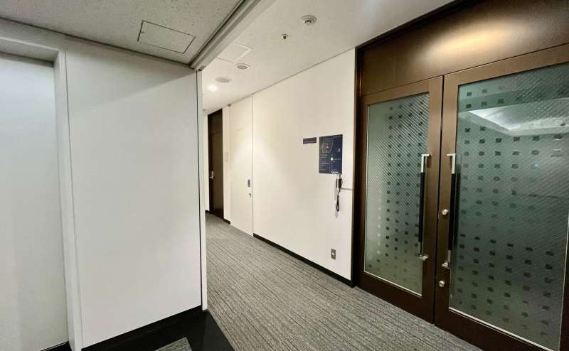 【エレベーターを降りると左手ある共用扉を左折します。】