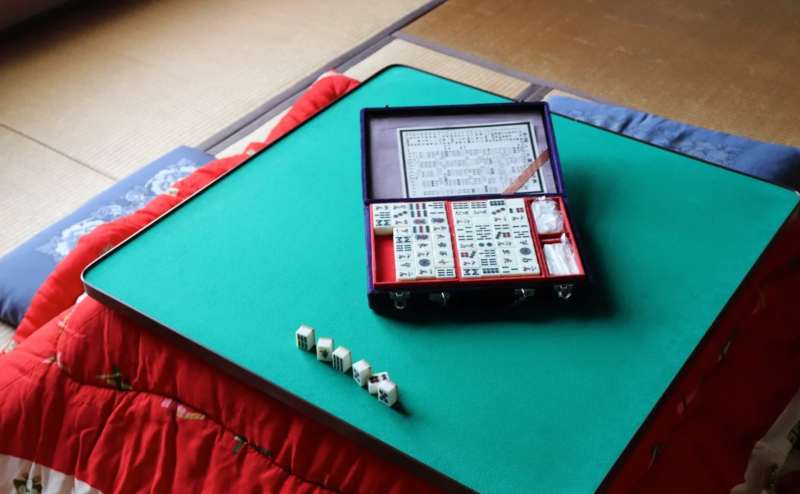 天板を返すと緑のフェルト！ザ・昭和！麻雀を始めトランプなどアナログなゲームはいかがでしょうか