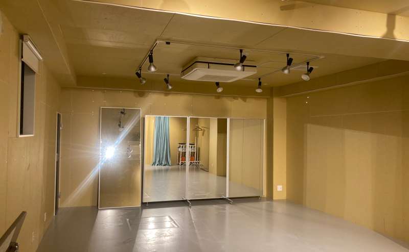 姿見と組み合わせて横3.6メートルの壁面ミラーとしてお使い頂くことも可能。 ダンスレッスンなどに最適です。