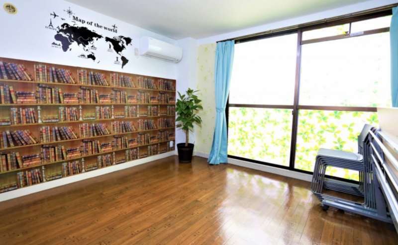 【京都駅】徒歩4分の超駅近！格安 外国の図書館のようなオシャレ空間 無料Wi-Fi完備 42インチ大型テレビ DVDプレーヤー/テレワーク 会議 セミナー 鑑賞会/ｉランドん京都駅前ステーション302