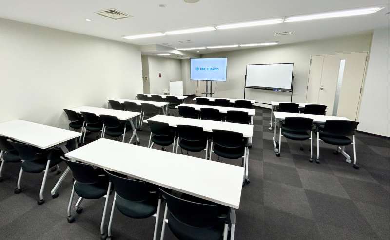 【モニターへは、スペース内にある無料備品のHDMIケーブルとお手持ちのPCを接続するだけで簡単に投影が出来ます】 - TIME SHARING 飯田橋 第一勧銀稲垣ビル 2Bの写真