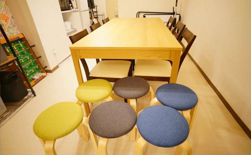 6脚のダイニングチェアと6脚の丸椅子があります。現在、密を避けるため最大収容人数8名様でお願いしております