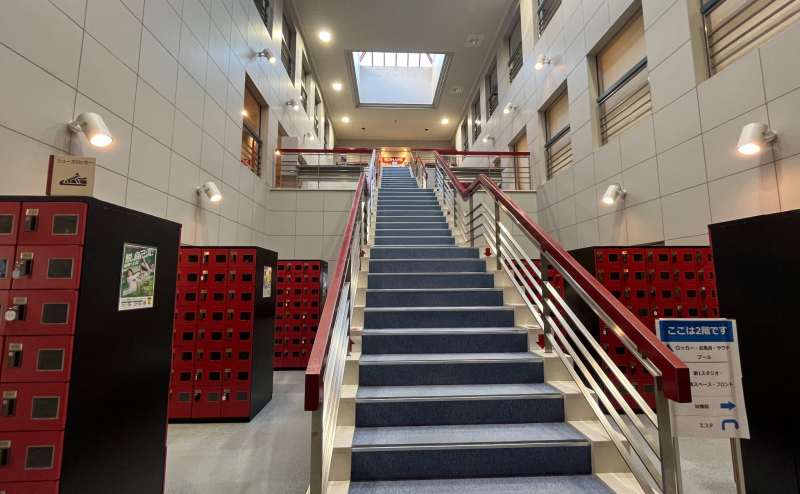【共用部階段にて4階まで上がります】 - TIME SHARING コナミスポーツクラブ 横浜 STUDIO3の写真