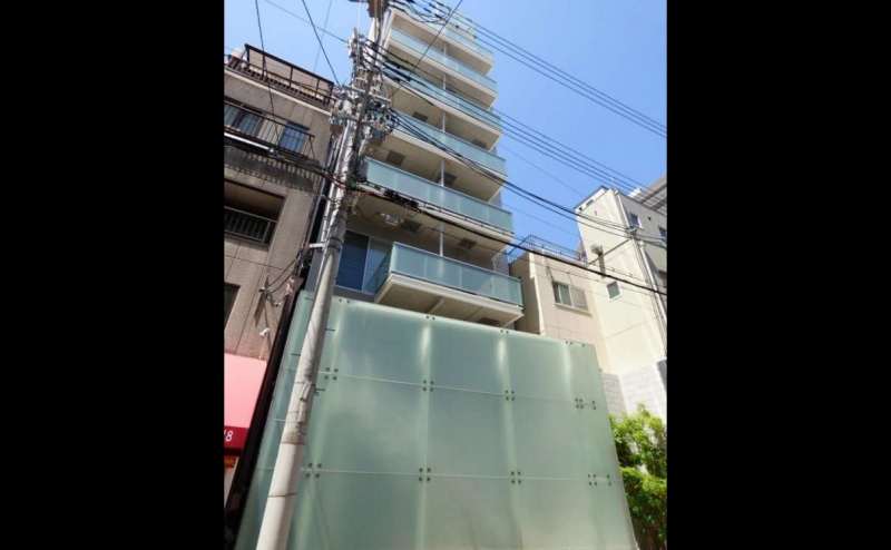 ガラス張りのデザイナーズマンションです