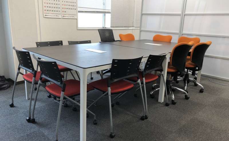 全員の顔が見えるレイアウトで会議などにおススメです。