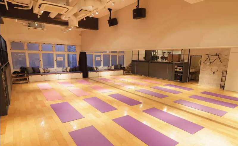 オプション（有料）でヨガマットあり。お仕事や通学の途中にも通いやすい駅近スタジオです