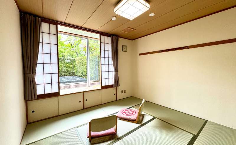 【座椅子があるのでご自由にご利用ください。】