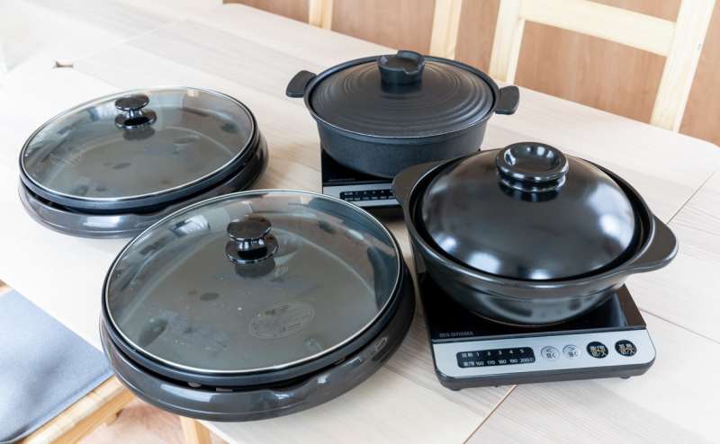 ホットプレート（左）は有料オプションとなります。