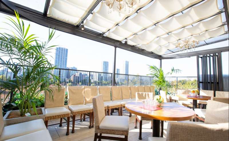 最上階には開放的なテラス付き会場があります。