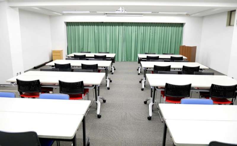 大き目の窓からは明るい光が差し込みお部屋を一層明るく