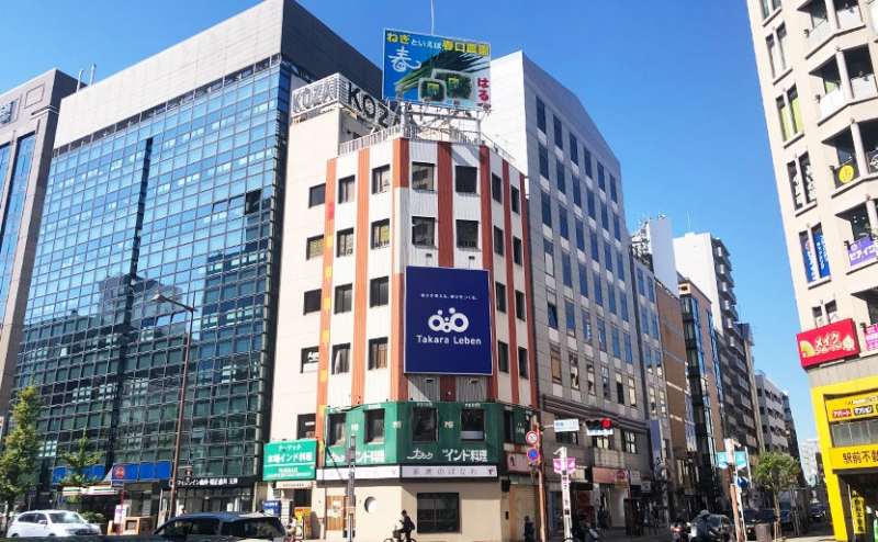 小財金網舞鶴ビルの外観です。目の前に天神西通り北店があります。