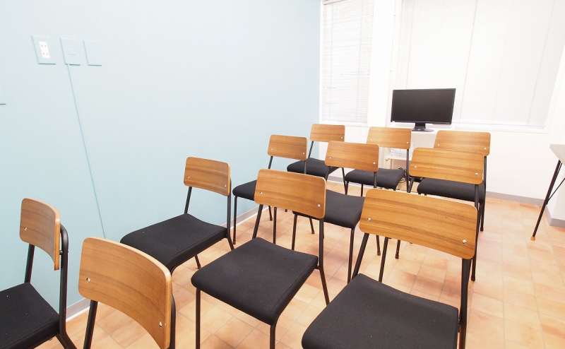 ホワイトボードに椅子を向けたセミナー向けレイアウト