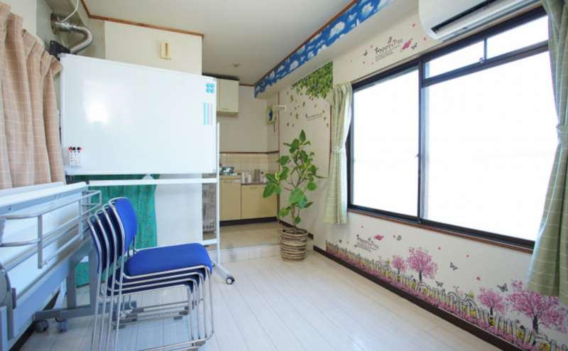 【京阪丹波橋駅 徒歩25秒】【近鉄丹波橋駅 徒歩1分】移動のいらない超駅近！格安 大きな窓のある会議室 無料Wi-Fi完備 37インチテレビ/テレワーク 会議 セミナー/ｉランドん 丹波橋駅前キタゲン