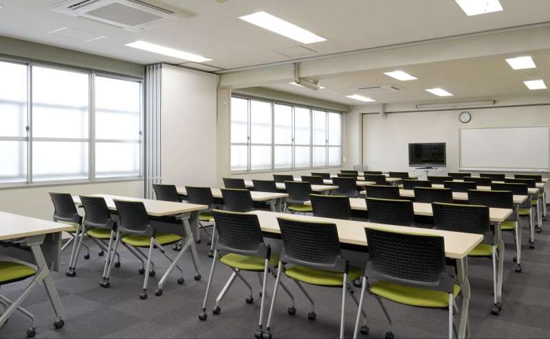 【スタッフ常駐で安心】四谷三丁目駅から徒歩2分！無料Wi-Fi＆プロジェクター完備！71㎡＆39名着席できるミヤケインダストリー会議室【第一 + 第二会議室】