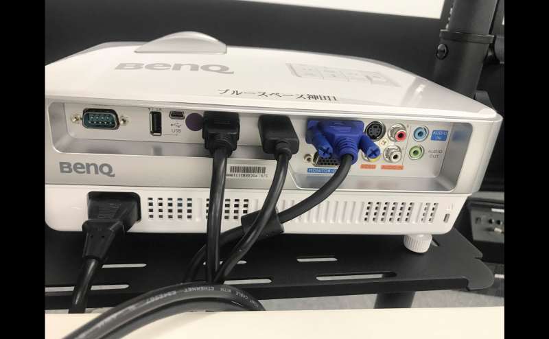 【備品】BenQプロジェクター（単焦点）後方側