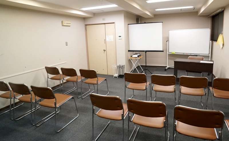 プロジェクターとスクリーンを完備しています。試写会や上映会にもご利用ください