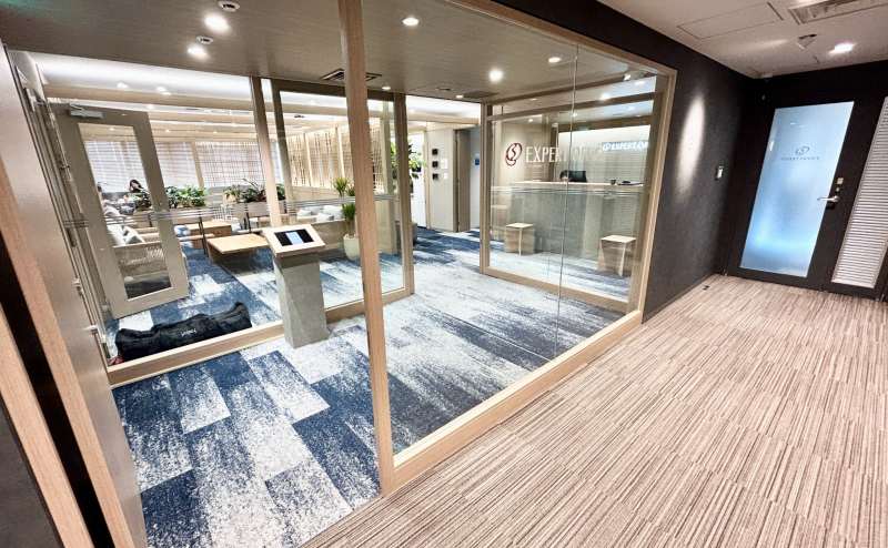 【こちらの入り口までお進みください】 - エキスパートオフィス横浜 の写真