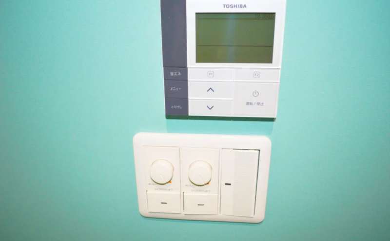 空調と照明のスイッチです。冷暖房もすべて無料でご利用いただけます