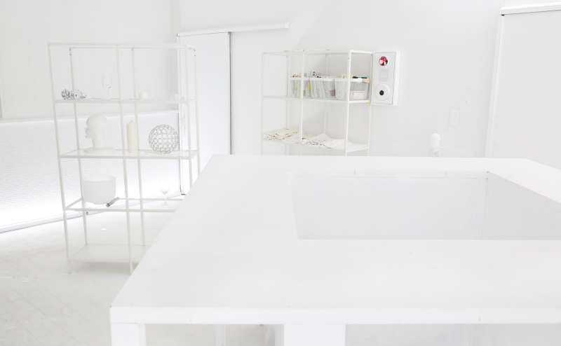 正方形型の特注バーカウンターには中央に人が入れます。