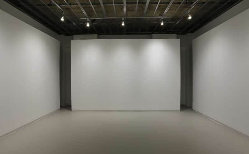 内観写真です。夜間は、白度の高い照明がホワイトキューブの美しい壁面を引き立てます。