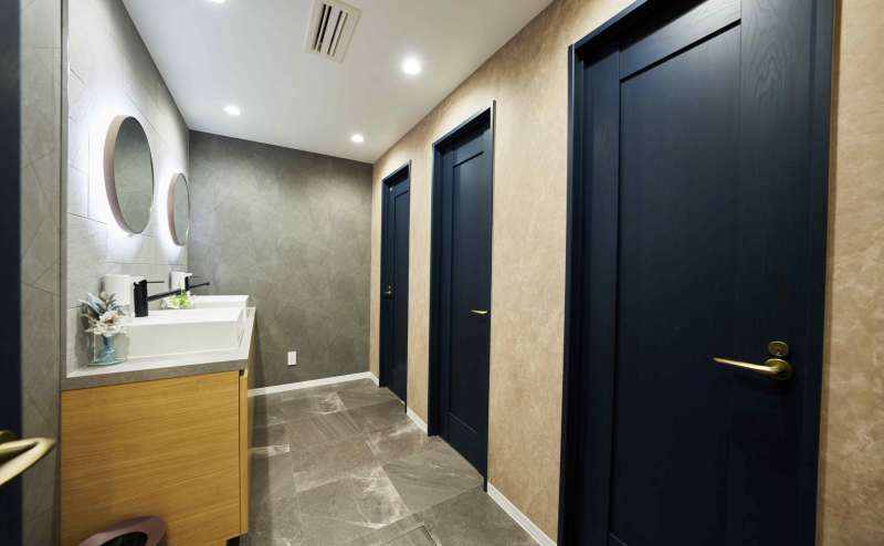 【女性トイレ：個室３（ベビーベット1台あり）】 - グレイドパーク表参道（旧：Glade Park 表参道）の写真