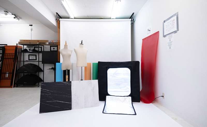 ブツ撮り用の器材も充実していますので、ネットショップの方や、浅草・かっぱ橋エリアの物販店の方にも多くご利用いただいております。