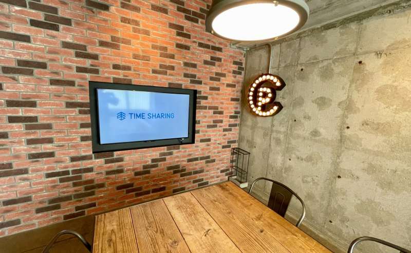 【会議室内のモニター、ホワイトボードなどの備品は全て無料でお使いいただけます】 - TIME SHARING 田町赤羽橋 8Cの写真