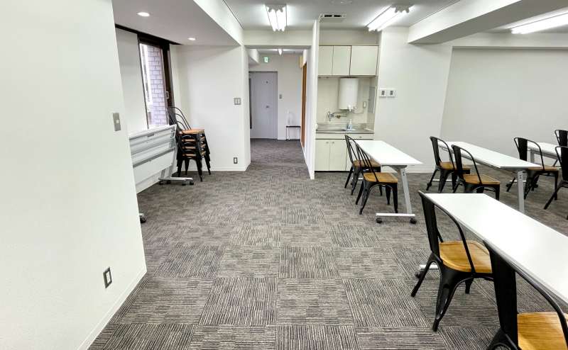 【出入口～会議室後方は広いスペースがあるため、受付場所や荷物置き場としてご活用いただけます】 - TIME SHARING 茅場町 岡本ビルの写真