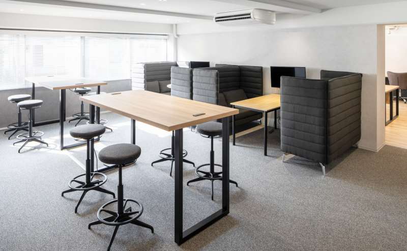 ソファ席。こちらはドロップイン料金でお使いいただけます。詳しくは「いいオフィス志村坂上」HPまで♪