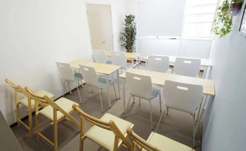 明るく防音内窓のある静かなお部屋で上映会や試写会などいかがでしょうか。プロジェアクター無料です