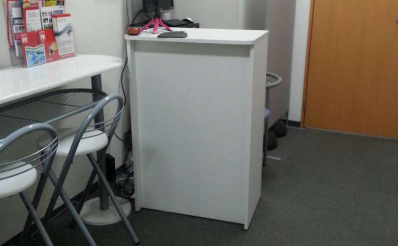 ドアで区切られた、受付を設定できます。その横には3名程度の座れるテーブルエリアがあります。面接に最適です。